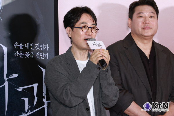 [KtN 포토] 액션 영화 '파과' 연출한 민규동 감독 ( VIP 시사회)  사진=2025 04.24 민규동 감독이 24일 오후 서울 용산구 CGV용산아이파크몰에서 열린 영화 파과 VIP 시사회에 참석해 인사말을 전하고 있다.  K trendy NEWS DB ⓒ케이 트렌디뉴스 무단전재 및 수집, 재배포금지