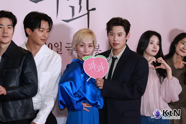 [KtN 포토] '파과' 주역들, 과몰입 부르는 비주얼  ( VIP 시사회)  사진=2025 04.24  배우 이혜영, 김성철, 연우진, 김강우, 최무성 그리고 김무열, 신시아, 옥자연 가 24일 오후 서울 용산구 CGV용산아이파크몰에서 열린 영화 파과 VIP 시사회에 참석해 포즈를 취했다. K trendy NEWS DB ⓒ케이 트렌디뉴스 무단전재 및 수집, 재배포금지