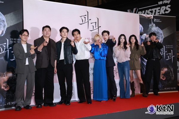 [KtN 포토] '파과' 주역들, 과몰입 부르는 비주얼  ( VIP 시사회)  사진=2025 04.24  배우 이혜영, 김성철, 연우진, 김강우, 최무성 그리고 김무열, 신시아, 옥자연 가 24일 오후 서울 용산구 CGV용산아이파크몰에서 열린 영화 파과 VIP 시사회에 참석해 포즈를 취했다. K trendy NEWS DB ⓒ케이 트렌디뉴스 무단전재 및 수집, 재배포금지​​​​​​​