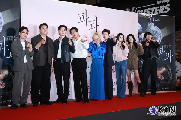 [KtN 포토] '파과' 주역들, 과몰입 부르는 비주얼  ( VIP 시사회)  사진=2025 04.24  배우 이혜영, 김성철, 연우진, 김강우, 최무성 그리고 김무열, 신시아, 옥자연 가 24일 오후 서울 용산구 CGV용산아이파크몰에서 열린 영화 파과 VIP 시사회에 참석해 포즈를 취했다. K trendy NEWS DB ⓒ케이 트렌디뉴스 무단전재 및 수집, 재배포금지​​​​​​​