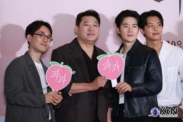 [KtN 포토] '파과' 주역들, 과몰입 부르는 비주얼  ( VIP 시사회)  사진=2025 04.24  배우 이혜영, 김성철, 연우진, 김강우, 최무성 그리고 김무열, 신시아, 옥자연 가 24일 오후 서울 용산구 CGV용산아이파크몰에서 열린 영화 파과 VIP 시사회에 참석해 포즈를 취했다. K trendy NEWS DB ⓒ케이 트렌디뉴스 무단전재 및 수집, 재배포금지​​​​​​​