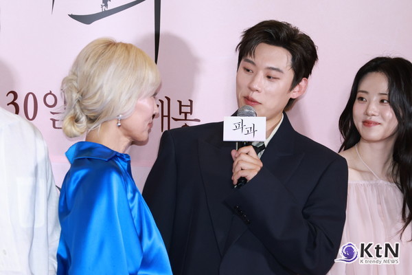 [KtN 포토] '파과' 주역들, 과몰입 부르는 비주얼  ( VIP 시사회)  사진=2025 04.24  배우 이혜영, 김성철, 연우진, 김강우, 최무성 그리고 김무열, 신시아, 옥자연 가 24일 오후 서울 용산구 CGV용산아이파크몰에서 열린 영화 파과 VIP 시사회에 참석해 포즈를 취했다. K trendy NEWS DB ⓒ케이 트렌디뉴스 무단전재 및 수집, 재배포금지​​​​​​​