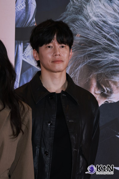 [KtN 포토] 김무열, 마동석과 ‘범죄도시4’ 이후 '파과'로 대결 나선다 ( VIP 시사회)사진=2025 04.24  배우 김무열이 24일 오후 서울 용산구 CGV용산아이파크몰에서 열린 영화 파과 VIP 시사회에 참석해 포즈를 취했다. K trendy NEWS DB ⓒ케이 트렌디뉴스 무단전재 및 수집, 재배포금지