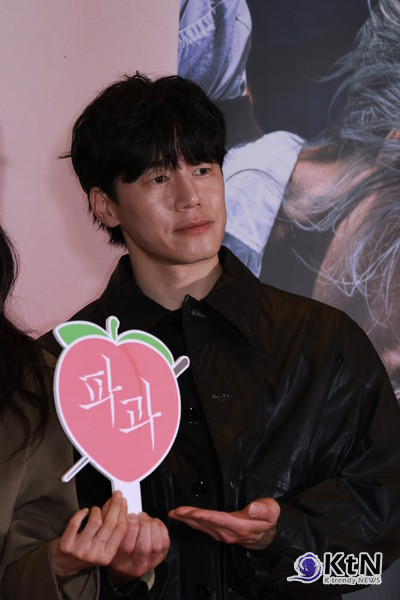 [KtN 포토] 김무열, 마동석과 ‘범죄도시4’ 이후 '파과'로 대결 나선다 ( VIP 시사회)사진=2025 04.24  배우 김무열이 24일 오후 서울 용산구 CGV용산아이파크몰에서 열린 영화 파과 VIP 시사회에 참석해 포즈를 취했다. K trendy NEWS DB ⓒ케이 트렌디뉴스 무단전재 및 수집, 재배포금지