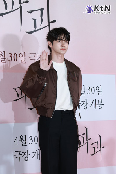 [KtN 포토] "옹성우, 빛이나!!" (영화 '파과' VIP 시사회)  사진=2025 04.24  배우 옹성우가 24일 오후 서울 용산구 CGV용산아이파크몰에서 열린 영화 파과 VIP 시사회에 참석해 포즈를 취했다. K trendy NEWS DB ⓒ케이 트렌디뉴스 무단전재 및 수집, 재배포금지