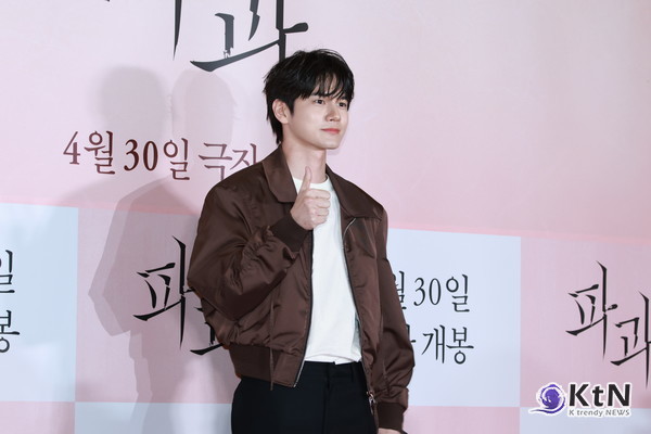 [KtN 포토] "옹성우, 빛이나!!" (영화 '파과' VIP 시사회)  사진=2025 04.24  배우 옹성우가 24일 오후 서울 용산구 CGV용산아이파크몰에서 열린 영화 파과 VIP 시사회에 참석해 포즈를 취했다. K trendy NEWS DB ⓒ케이 트렌디뉴스 무단전재 및 수집, 재배포금지