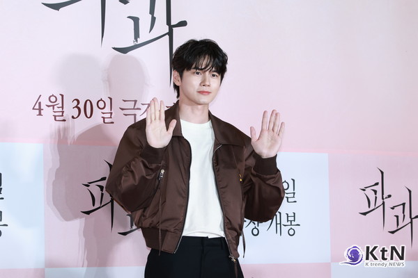 [KtN 포토] "옹성우, 빛이나!!" (영화 '파과' VIP 시사회)  사진=2025 04.24  배우 옹성우가 24일 오후 서울 용산구 CGV용산아이파크몰에서 열린 영화 파과 VIP 시사회에 참석해 포즈를 취했다. K trendy NEWS DB ⓒ케이 트렌디뉴스 무단전재 및 수집, 재배포금지