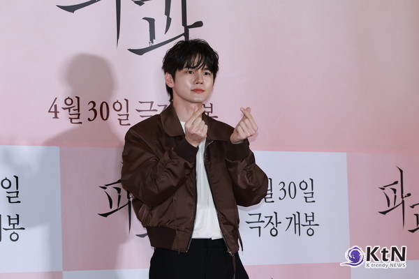 [KtN 포토] "옹성우, 빛이나!!" (영화 '파과' VIP 시사회)  사진=2025 04.24  배우 옹성우가 24일 오후 서울 용산구 CGV용산아이파크몰에서 열린 영화 파과 VIP 시사회에 참석해 포즈를 취했다. K trendy NEWS DB ⓒ케이 트렌디뉴스 무단전재 및 수집, 재배포금지