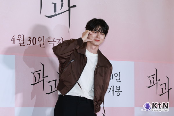 [KtN 포토] "옹성우, 빛이나!!" (영화 '파과' VIP 시사회)  사진=2025 04.24  배우 옹성우가 24일 오후 서울 용산구 CGV용산아이파크몰에서 열린 영화 파과 VIP 시사회에 참석해 포즈를 취했다. K trendy NEWS DB ⓒ케이 트렌디뉴스 무단전재 및 수집, 재배포금지