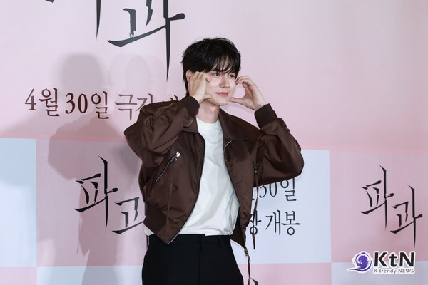 [KtN 포토] "옹성우, 빛이나!!" (영화 '파과' VIP 시사회)  사진=2025 04.24  배우 옹성우가 24일 오후 서울 용산구 CGV용산아이파크몰에서 열린 영화 파과 VIP 시사회에 참석해 포즈를 취했다. K trendy NEWS DB ⓒ케이 트렌디뉴스 무단전재 및 수집, 재배포금지