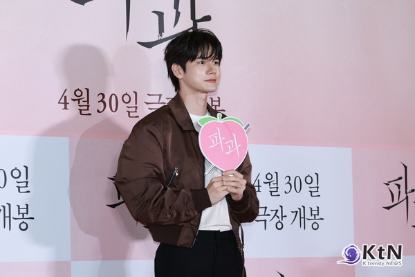 [KtN 포토] "옹성우, 빛이나!!" (영화 '파과' VIP 시사회)  사진=2025 04.24  배우 옹성우가 24일 오후 서울 용산구 CGV용산아이파크몰에서 열린 영화 파과 VIP 시사회에 참석해 포즈를 취했다. K trendy NEWS DB ⓒ케이 트렌디뉴스 무단전재 및 수집, 재배포금지
