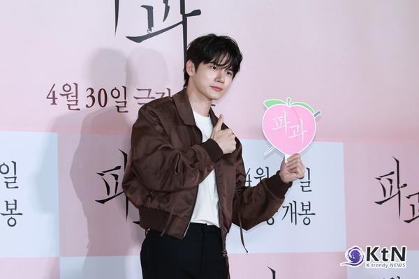 [KtN 포토] "옹성우, 빛이나!!" (영화 '파과' VIP 시사회)  사진=2025 04.24  배우 옹성우가 24일 오후 서울 용산구 CGV용산아이파크몰에서 열린 영화 파과 VIP 시사회에 참석해 포즈를 취했다. K trendy NEWS DB ⓒ케이 트렌디뉴스 무단전재 및 수집, 재배포금지