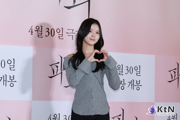 [KtN 포토] '차세대 유망주' 최명빈, 깜찍한 응원 (영화 '파과' VIP 시사회)  사진=2025 04.24  배우 최명빈이 24일 오후 서울 용산구 CGV용산아이파크몰에서 열린 영화 파과 VIP 시사회에 참석해 포즈를 취했다.  K trendy NEWS DB ⓒ케이 트렌디뉴스 무단전재 및 수집, 재배포금지