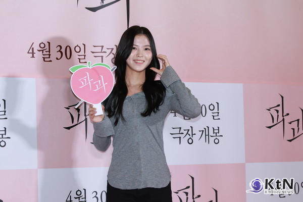 [KtN 포토] '차세대 유망주' 최명빈, 깜찍한 응원 (영화 '파과' VIP 시사회)  사진=2025 04.24  배우 최명빈이 24일 오후 서울 용산구 CGV용산아이파크몰에서 열린 영화 파과 VIP 시사회에 참석해 포즈를 취했다.  K trendy NEWS DB ⓒ케이 트렌디뉴스 무단전재 및 수집, 재배포금지