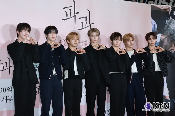 [KtN 포토] 영화 '파과' VIP 시사회 참석한 K-POP 루키 그룹 누에라   사진=2025 04.24  K trendy NEWS DB ⓒ케이 트렌디뉴스 무단전재 및 수집, 재배포금지