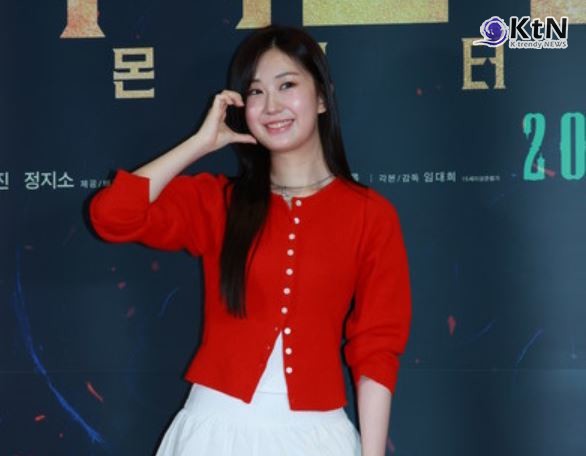  '트롯퀸' 전유진, ‘거룩한 밤’ 포토월 장악… 상큼한 극장룩에 시선 집중  사진=2025 04.25  전유진은 4월 21일 오후, 서울 송파구 롯데시네마 월드타워에서 열린 영화 ‘거룩한 밤: 데몬 헌터스’ VIP 시사회에 참석 K trendy NEWS DB ⓒ케이 트렌디뉴스 무단전재 및 수집, 재배포금지