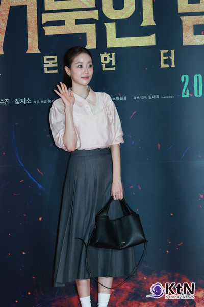 [KtN 포토] 이나은, 오랜만의 공식석상 등장… 서현과의 의리 지킨 VIP 시사회 현장  사진=2025 04.25 ( 4월 21일 오후, 서울 송파구 롯데시네마 월드타워에서 열린 영화 ‘거룩한 밤: 데몬 헌터스’ VIP 시사회)   K trendy NEWS DB ⓒ케이 트렌디뉴스 무단전재 및 수집, 재배포금지​​​​​​​