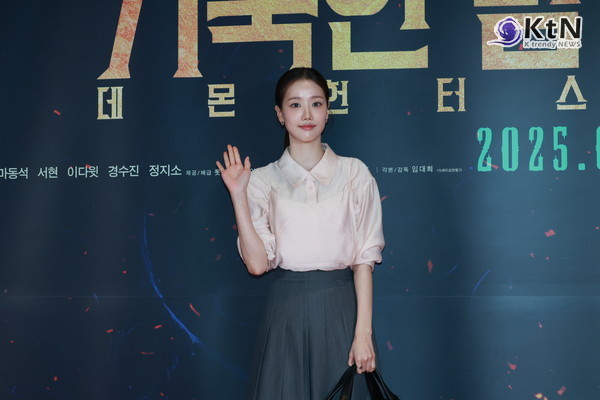 [KtN 포토] 이나은, 오랜만의 공식석상 등장… 서현과의 의리 지킨 VIP 시사회 현장  사진=2025 04.25 ( 4월 21일 오후, 서울 송파구 롯데시네마 월드타워에서 열린 영화 ‘거룩한 밤: 데몬 헌터스’ VIP 시사회)   K trendy NEWS DB ⓒ케이 트렌디뉴스 무단전재 및 수집, 재배포금지​​​​​​​