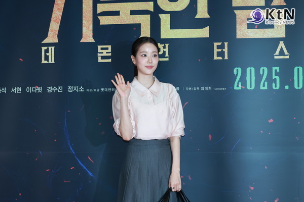 [KtN 포토] 이나은, 오랜만의 공식석상 등장… 서현과의 의리 지킨 VIP 시사회 현장  사진=2025 04.25 ( 4월 21일 오후, 서울 송파구 롯데시네마 월드타워에서 열린 영화 ‘거룩한 밤: 데몬 헌터스’ VIP 시사회)   K trendy NEWS DB ⓒ케이 트렌디뉴스 무단전재 및 수집, 재배포금지​​​​​​​