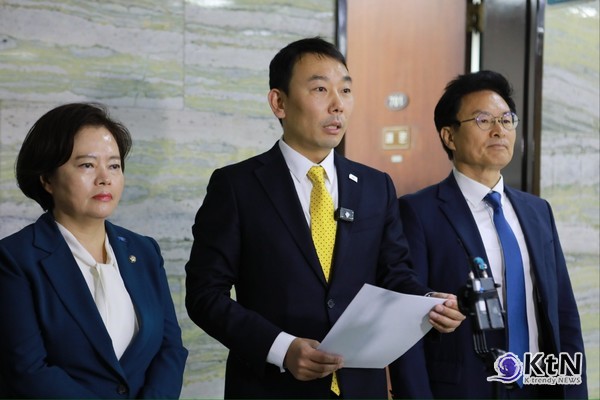 민주당-야권  5당, ‘김건희·명태균·내란’ 특검법 재발의… 외환 혐의까지 수사 확대  사진=2025 04.25 YTN 영상 갈무리/ 김용민 엑스 갈무리 편집  K trendy NEWS DB ⓒ케이 트렌디뉴스 무단전재 및 수집, 재배포금지