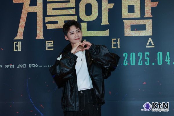 [KtN 포토] 이진혁, '거룩한 밤'과 잘 어울리는 댄디룩 스타일로 '훈훈'  사진=2025 04.27 (21일 서울 송파구 잠실 롯데월드타워 롯데시네마에서 영화 '거룩한 밤: 데몬 헌터스'(감독 임대희) VIP 시사회 포토월 행사)   K trendy NEWS DB ⓒ케이 트렌디뉴스 무단전재 및 수집, 재배포금지