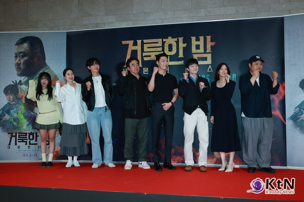 [KtN 포토] 이지훈-고규필 외, '"501호' 경수진 응원하러 왔어요" (거룩한 밤)  사진=2025 04.27 ( 드라마 '백수아파트' 출연진 경수진-이지훈-고규필-최유정-김주령-정희태-차우진-배재영  21일 서울 송파구 잠실 롯데월드타워 롯데시네마에서 영화 '거룩한 밤: 데몬 헌터스'(감독 임대희) VIP 시사회 포토월 행)  K trendy NEWS DB ⓒ케이 트렌디뉴스 무단전재 및 수집, 재배포금지