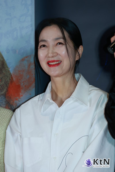 [KtN 포토] 이지훈-고규필 외, '"501호' 경수진 응원하러 왔어요" (거룩한 밤)  사진=2025 04.27 ( 드라마 '백수아파트' 출연진 경수진-이지훈-고규필-최유정-김주령-정희태-차우진-배재영  21일 서울 송파구 잠실 롯데월드타워 롯데시네마에서 영화 '거룩한 밤: 데몬 헌터스'(감독 임대희) VIP 시사회 포토월 행)  K trendy NEWS DB ⓒ케이 트렌디뉴스 무단전재 및 수집, 재배포금지