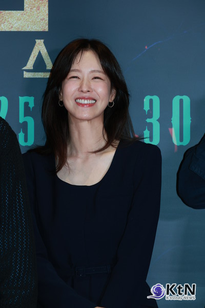 [KtN 포토] 이지훈-고규필 외, '"501호' 경수진 응원하러 왔어요" (거룩한 밤)  사진=2025 04.27 ( 드라마 '백수아파트' 출연진 경수진-이지훈-고규필-최유정-김주령-정희태-차우진-배재영  21일 서울 송파구 잠실 롯데월드타워 롯데시네마에서 영화 '거룩한 밤: 데몬 헌터스'(감독 임대희) VIP 시사회 포토월 행)  K trendy NEWS DB ⓒ케이 트렌디뉴스 무단전재 및 수집, 재배포금지