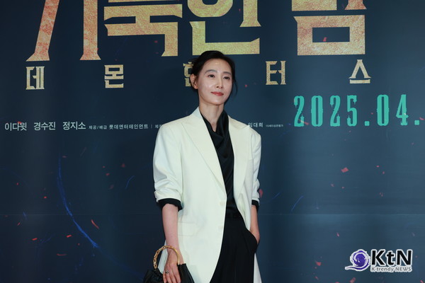 [KtN 포토] 60세 맞아?...도지원, 블랙 앤 화이트 '거룩한 밤' 극장룩 시선 압도  사진=2025 04.27 ( 21일 서울 송파구 잠실 롯데월드타워 롯데시네마에서 영화 '거룩한 밤: 데몬 헌터스'(감독 임대희) VIP 시사회 포토월 행사)  K trendy NEWS DB ⓒ케이 트렌디뉴스 무단전재 및 수집, 재배포금지