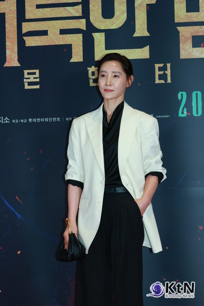 [KtN 포토] 60세 맞아?...도지원, 블랙 앤 화이트 '거룩한 밤' 극장룩 시선 압도  사진=2025 04.27 ( 21일 서울 송파구 잠실 롯데월드타워 롯데시네마에서 영화 '거룩한 밤: 데몬 헌터스'(감독 임대희) VIP 시사회 포토월 행사)  K trendy NEWS DB ⓒ케이 트렌디뉴스 무단전재 및 수집, 재배포금지