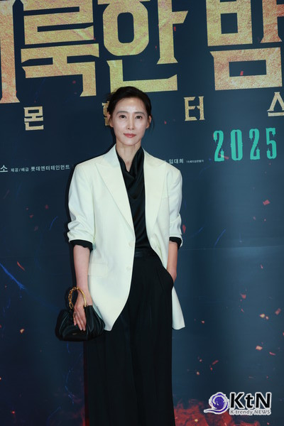 [KtN 포토] 60세 맞아?...도지원, 블랙 앤 화이트 '거룩한 밤' 극장룩 시선 압도  사진=2025 04.27 ( 21일 서울 송파구 잠실 롯데월드타워 롯데시네마에서 영화 '거룩한 밤: 데몬 헌터스'(감독 임대희) VIP 시사회 포토월 행사)  K trendy NEWS DB ⓒ케이 트렌디뉴스 무단전재 및 수집, 재배포금지