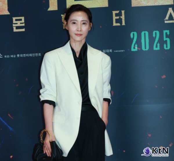 [KtN 포토] 60세 맞아?...도지원, 블랙 앤 화이트 '거룩한 밤' 극장룩 시선 압도  사진=2025 04.27 ( 21일 서울 송파구 잠실 롯데월드타워 롯데시네마에서 영화 '거룩한 밤: 데몬 헌터스'(감독 임대희) VIP 시사회 포토월 행사)  K trendy NEWS DB ⓒ케이 트렌디뉴스 무단전재 및 수집, 재배포금지