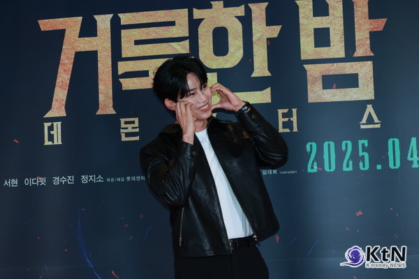 [KtN 포토] '팬심 저격 스탈' 옥택연, ‘소녀시대' 서현, 응원 해요’  사진=2025 04.27  { 21일 서울 송파구 잠실 롯데월드타워 롯데시네마에서 영화 '거룩한 밤: 데몬 헌터스'(감독 임대희) VIP 시사회 포토월 행사) K trendy NEWS DB ⓒ케이 트렌디뉴스 무단전재 및 수집, 재배포금지