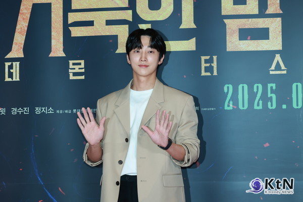 [KtN 포토] 영화관에 뜬 훈남 진영· 차학연· 박선호 ('거룩한 밤')  사진=2025 04.27  (지난 21일 서울 송파구 잠실 롯데월드타워 롯데시네마에서 영화 '거룩한 밤: 데몬 헌터스'(감독 임대희) VIP 시사회 포토월 행사) K trendy NEWS DB ⓒ케이 트렌디뉴스 무단전재 및 수집, 재배포금지​​​​​​​