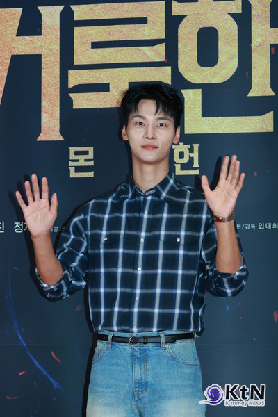 [KtN 포토] 영화관에 뜬 훈남 진영· 차학연· 박선호 ('거룩한 밤')  사진=2025 04.27  (지난 21일 서울 송파구 잠실 롯데월드타워 롯데시네마에서 영화 '거룩한 밤: 데몬 헌터스'(감독 임대희) VIP 시사회 포토월 행사) K trendy NEWS DB ⓒ케이 트렌디뉴스 무단전재 및 수집, 재배포금지​​​​​​​