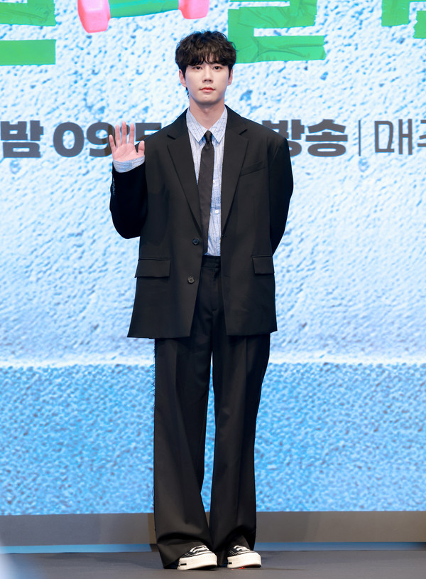 [KtN 포토] 얼굴에 썸 있네~'핸썸' 이준영, 기럭지도 남달라  사진=2025 04.29  오후 서울 구로구에 위치한 더 세인트에서 KBS 2TV 새 수목드라마 '24시 헬스클럽' 언론 제작발표회 K trendy NEWS DB ⓒ케이 트렌디뉴스 무단전재 및 수집, 재배포금지