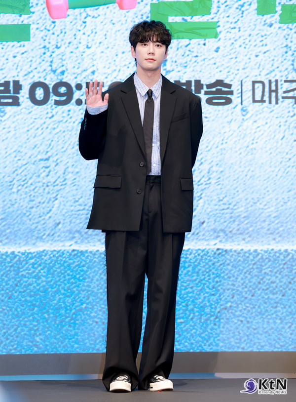 [KtN 포토] 얼굴에 썸 있네~'핸썸' 이준영, 기럭지도 남달라  사진=2025 04.29  오후 서울 구로구에 위치한 더 세인트에서 KBS 2TV 새 수목드라마 '24시 헬스클럽' 언론 제작발표회 K trendy NEWS DB ⓒ케이 트렌디뉴스 무단전재 및 수집, 재배포금지