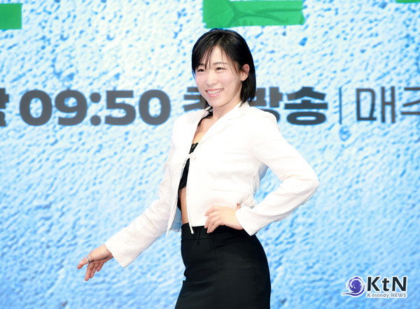 [KtN 포토] 이미도, 재킷 속 크롭톱 노출+머슬 포즈…40대 현실 몸매로 ‘로사’ 완벽 몰입  사진=2025 04.29  오후 서울 구로구에 위치한 더 세인트에서 KBS 2TV 새 수목드라마 '24시 헬스클럽' 언론 제작발표회가 K trendy NEWS DB ⓒ케이 트렌디뉴스 무단전재 및 수집, 재배포금지