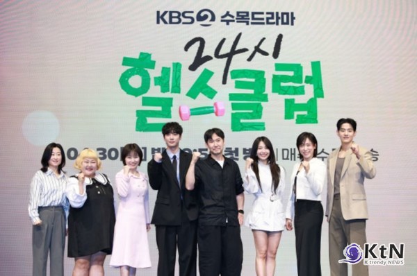 [KtN 포토] 헬스장에서 만난 '24시 헬스클럽' 주역들…이준영·정은지부터 마녀 삼총사까지 총출동  사진=2025 04.30   (지난 29일 오후 진행된 KBS 2TV 새 수목드라마 24시 헬스클럽 제작발표회에 출연진들이 총출동했다.이날 행사에는 주연배우 이준영, 정은지, 이미도, 이승우, 박성연, 이지혜, 홍윤화와 박준수 감독이 참석해 단체 포즈를 취하며 작품에 대한 기대감을 드러냈다.) K trendy NEWS DB ⓒ케이 트렌디뉴스 무단전재 및 수집, 재배포금지