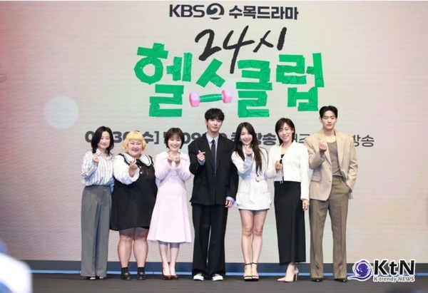 [KtN 포토] 헬스장에서 만난 '24시 헬스클럽' 주역들…이준영·정은지부터 마녀 삼총사까지 총출동  사진=2025 04.30   (지난 29일 오후 진행된 KBS 2TV 새 수목드라마 24시 헬스클럽 제작발표회에 출연진들이 총출동했다.이날 행사에는 주연배우 이준영, 정은지, 이미도, 이승우, 박성연, 이지혜, 홍윤화와 박준수 감독이 참석해 단체 포즈를 취하며 작품에 대한 기대감을 드러냈다.) K trendy NEWS DB ⓒ케이 트렌디뉴스 무단전재 및 수집, 재배포금지​​​​​​​
