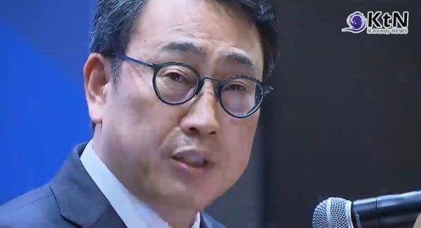 SKT, 신규 가입 전면 중단…“유심 교체·보호서비스 자동 가입 전환”  “유심 먼저 교체” SK텔레콤, 신규 가입 중단하고 기존 고객 집중 사진=2025 05.02  MBC  뉴스 영상 갈무리 K trendy NEWS DB ⓒ케이 트렌디뉴스 무단전재 및 수집, 재배포금지