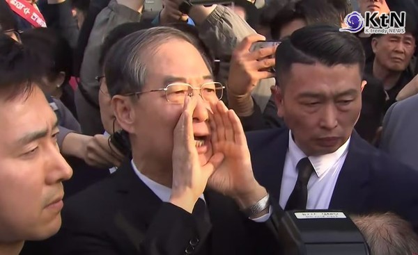 5·18 앞 정치인은 누구인가…한덕수 전 총리, 시민단체 반발에 묘지 진입 실패 사진=2025 05.02 MBC 뉴스 영상 갈무리   K trendy NEWS DB ⓒ케이 트렌디뉴스 무단전재 및 수집, 재배포금지