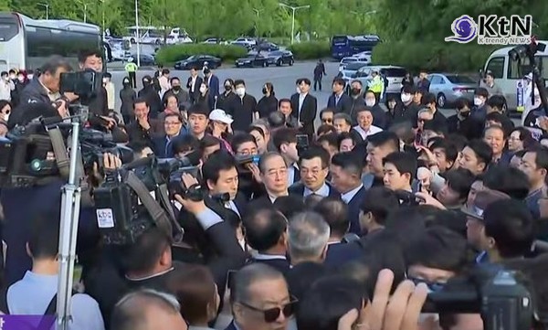 5·18 앞 정치인은 누구인가…한덕수 전 총리, 시민단체 반발에 묘지 진입 실패 사진=2025 05.02 MBC 뉴스 영상 갈무리   K trendy NEWS DB ⓒ케이 트렌디뉴스 무단전재 및 수집, 재배포금지
