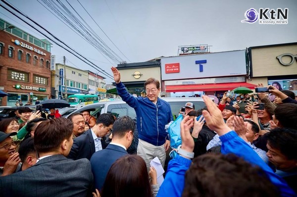 이재명 후보, 지역 방문 중 한덕수에 직격탄 “국민은 헌정파괴 세력 단죄하려 한다”  사진=2025 05.02   강유정 SNS  갈무리 K trendy NEWS DB ⓒ케이 트렌디뉴스 무단전재 및 수집, 재배포금지