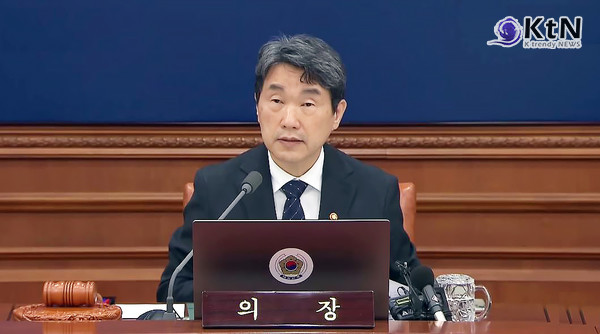 한밤중 탄핵 정국, 이주호 대행 체제로 급전…헌정사 초유의 장면  사진=2025 05.02 SBS 뉴스 영상 갈무리   K trendy NEWS DB ⓒ케이 트렌디뉴스 무단전재 및 수집, 재배포금지