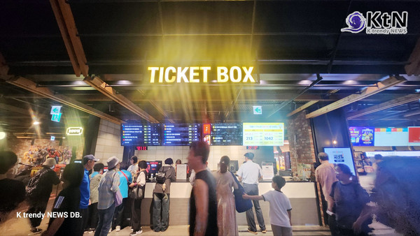 [K TREND] '베테랑 2' 흥행 돌풍에 '베테랑 1'도 역주행…추석 극장가 관객 수 전년 대비 50% 증가 사진=2024.09. 19 추석 당일 용상 CGV 영화관을 찾는 시민들 티켓, 영화, 예매율  K trendy NEWS DB ⓒ케이 트렌디뉴스 무단전재 및 수집, 재배포금지