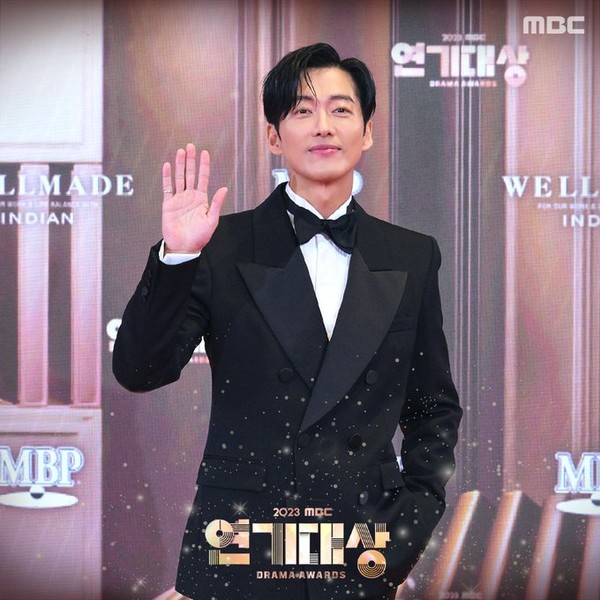 하정우·남궁민도 당했다… 변우석·송가인 이어 '사칭 사기' 연예계 확산 [종합]    [MBC 연기대상] 사진=2025 05.09  K trendy NEWS DB ⓒ케이 트렌디뉴스 무단전재 및 수집, 재배포금지