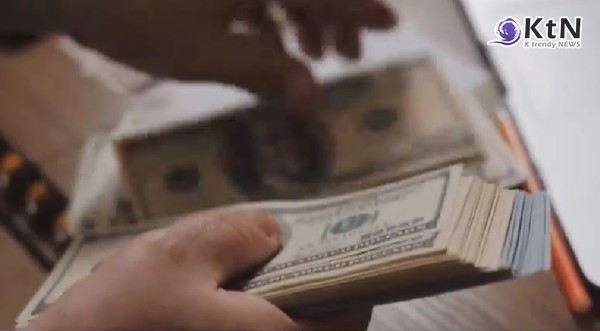 1,400원대 재진입한 원·달러 환율… 미·영 무역협상 영향 달러  사진=2025 05.09   자료 유튜브 갈무리/ K trendy NEWS DB ⓒ케이 트렌디뉴스 무단전재 및 수집, 재배포금지