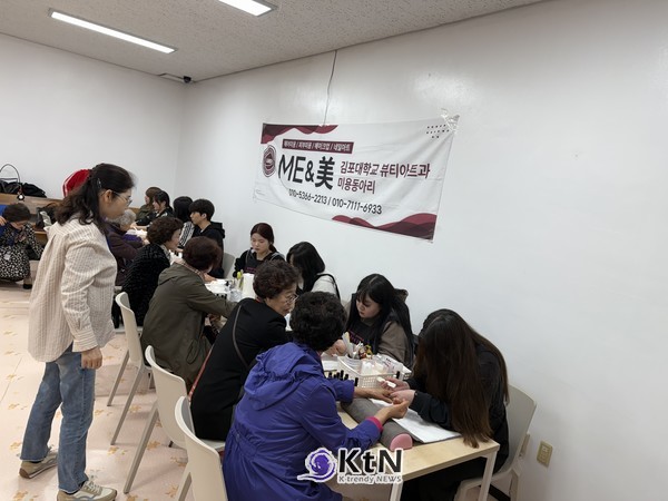 김포대학교 뷰티아트과 ‘미앤미(ME&美)’ 동아리 학생이 강화중앙교회 어르신에게 네일아트를 해드리고 있다./사진=K trendy NEWS DB ⓒ케이 트렌디뉴스 무단전재 및 수집, 재배포금지