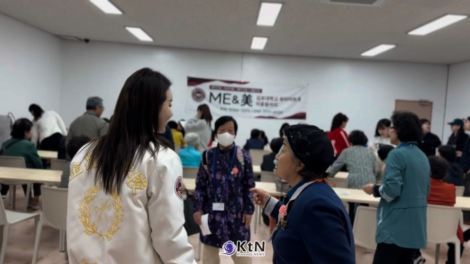 따뜻한 손길이 전하는 위로 – 김포대학교 뷰티아트과 학생들이 어르신들에게 핸드마사지를 진행하며 정서적 교감을 나누고 있다./사진=K trendy NEWS DB ⓒ케이 트렌디뉴스 무단전재 및 수집, 재배포금지